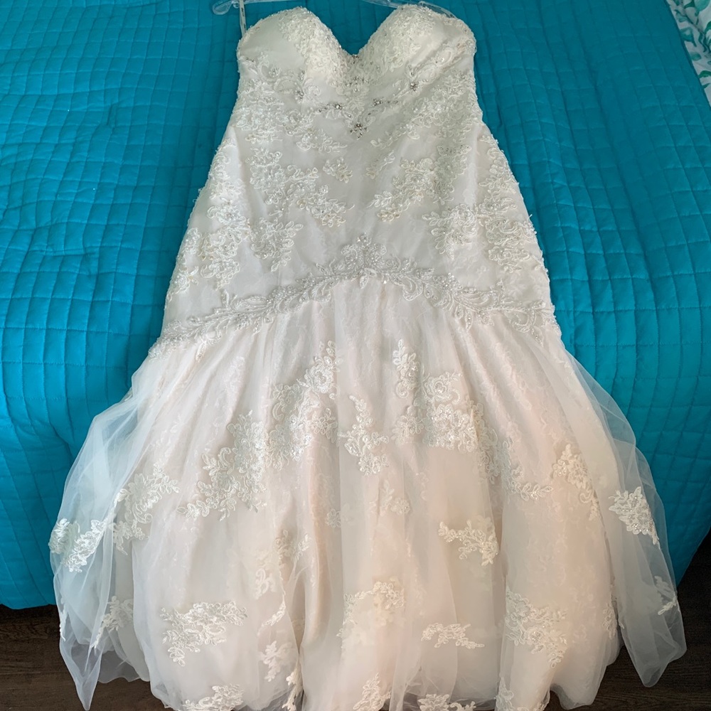 Wedding dress - Picture 2 of 8
